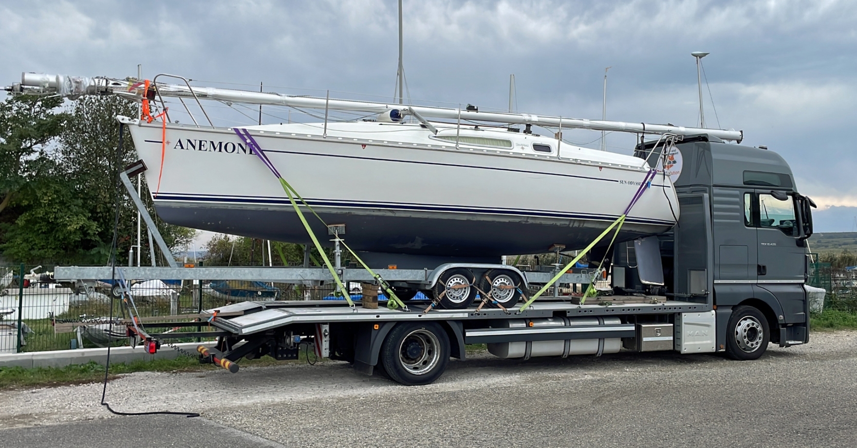 Segelboot Transport mit Trailer