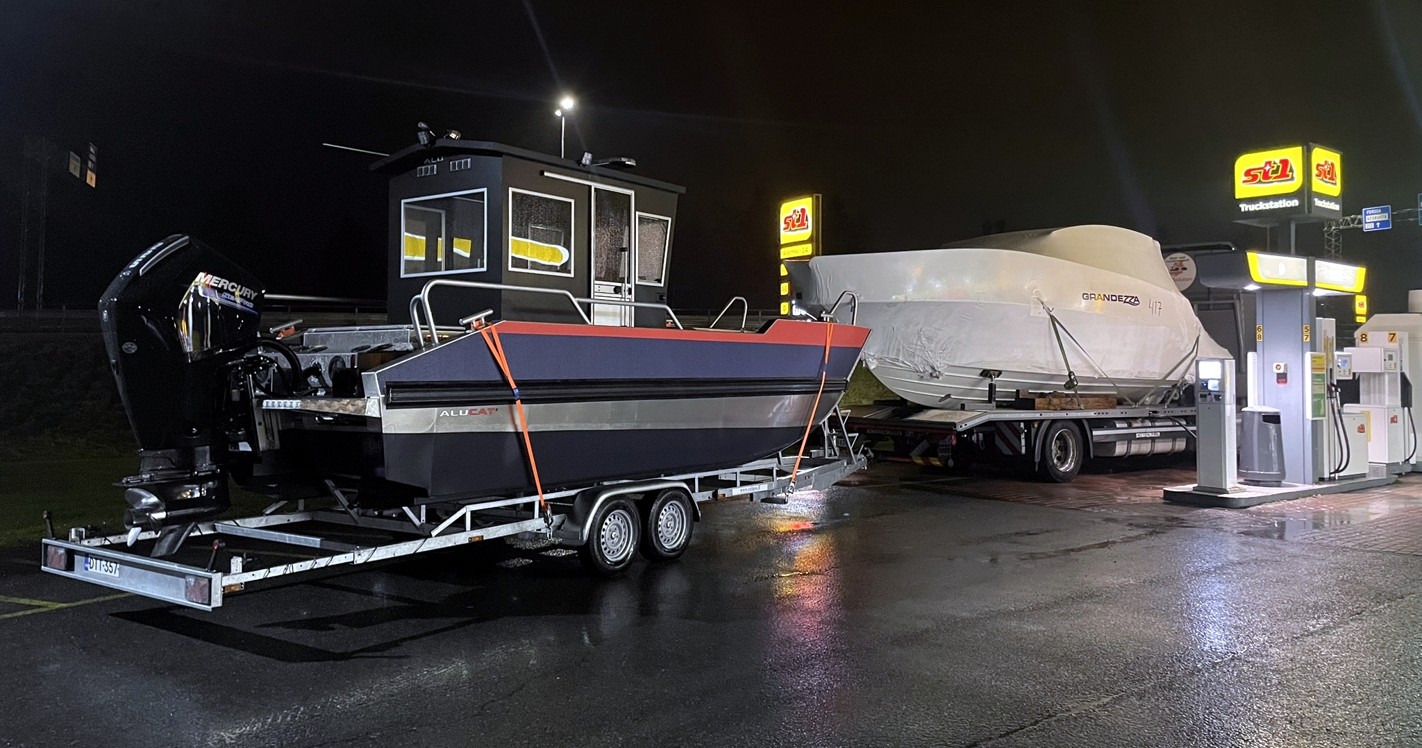 Bootstransport Polizeiboot AluCat und Grandezza 28 auf LKW und Trailer